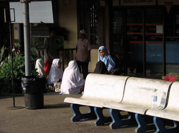 Bahnstation im islamischen Norden Malaysias